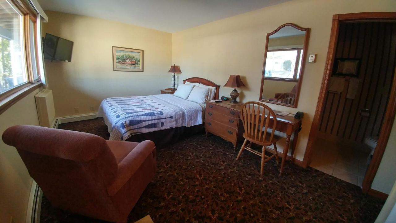 Snug Harbor Inn Sturgeon Bay Exterior foto