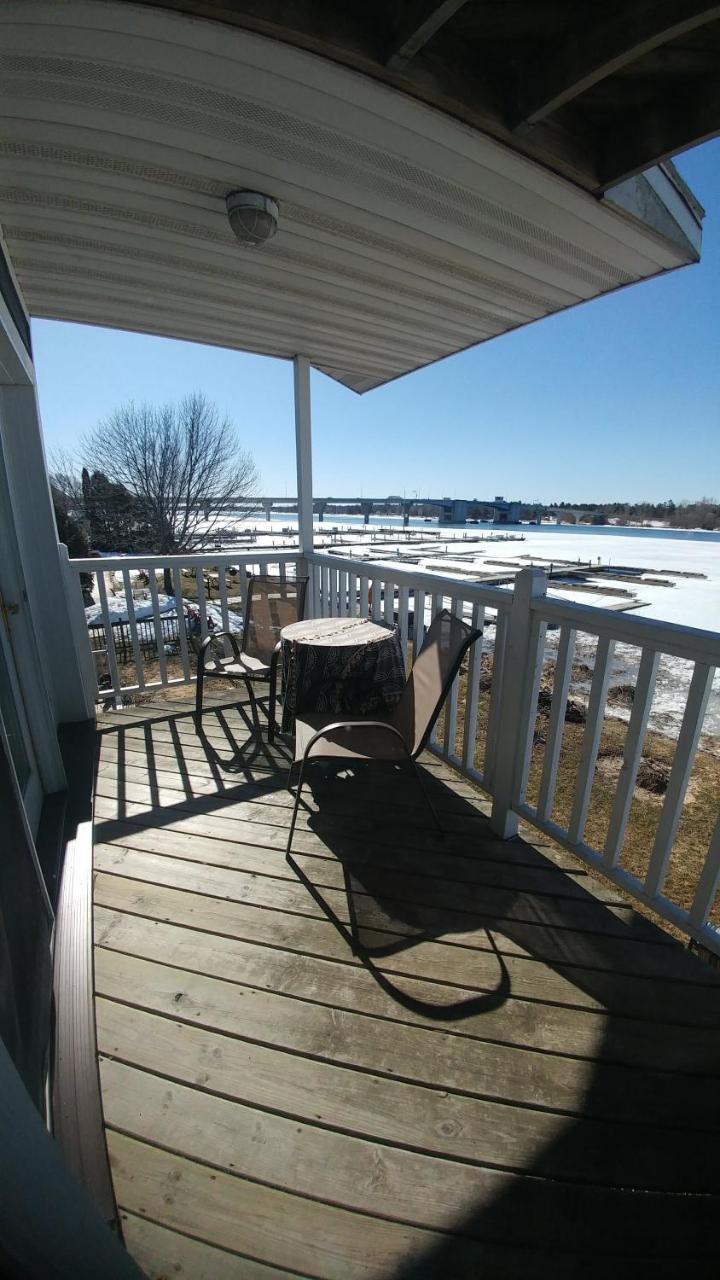 Snug Harbor Inn Sturgeon Bay Exterior foto